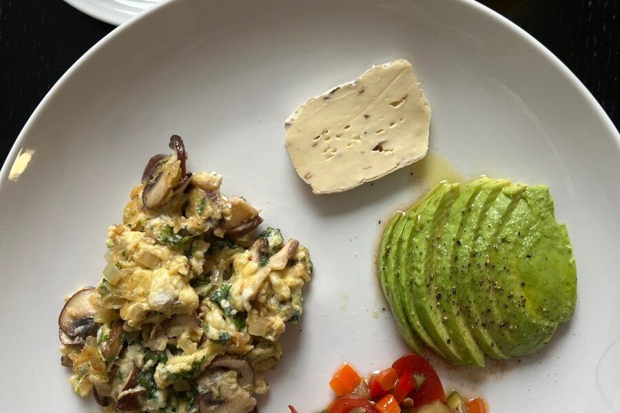 Bua sang healthy voi trung bac, bo va salad ca chua