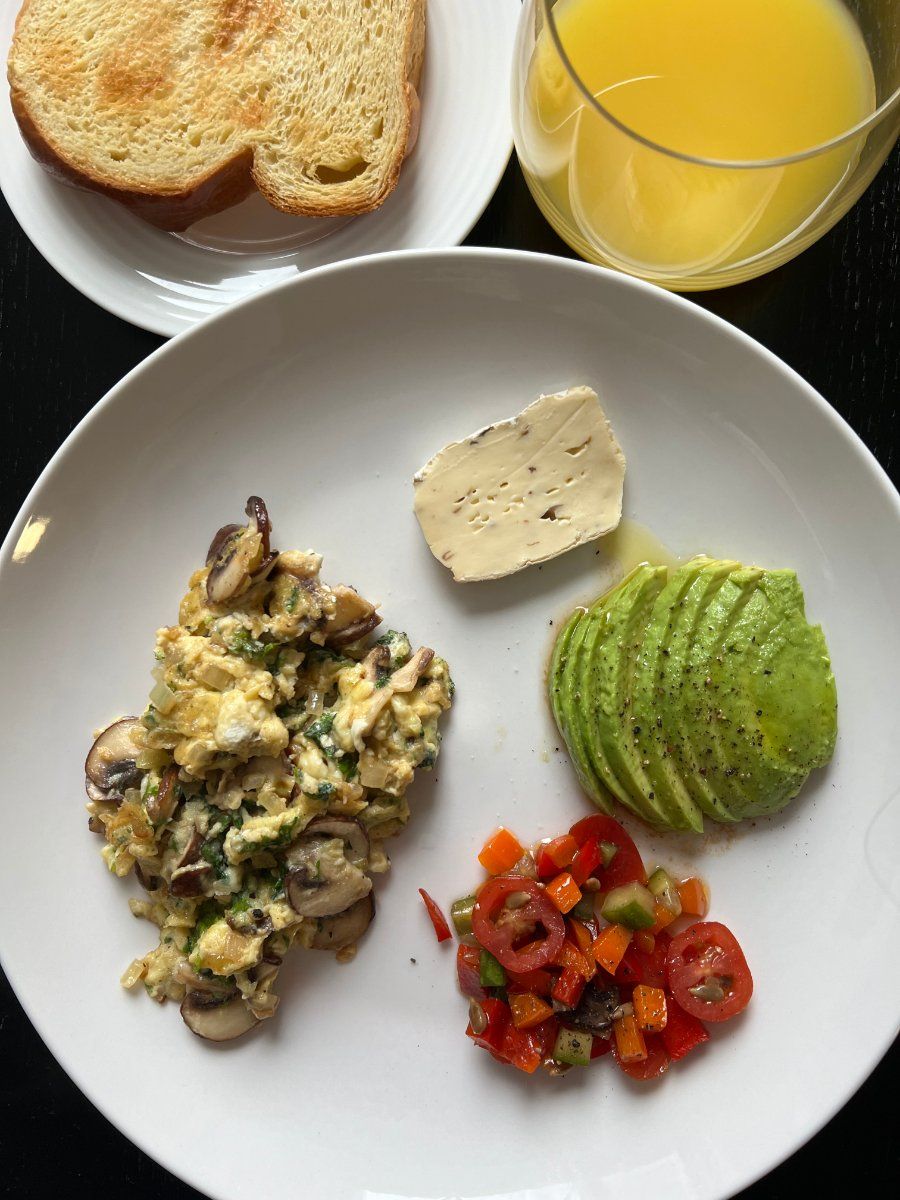 Bữa sáng healthy với trứng bác, bơ và salad cà chua