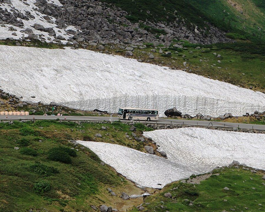 Con đường giữa bức tường tuyết Yuki no Otani trên Tateyama Kurobe Alpine Route