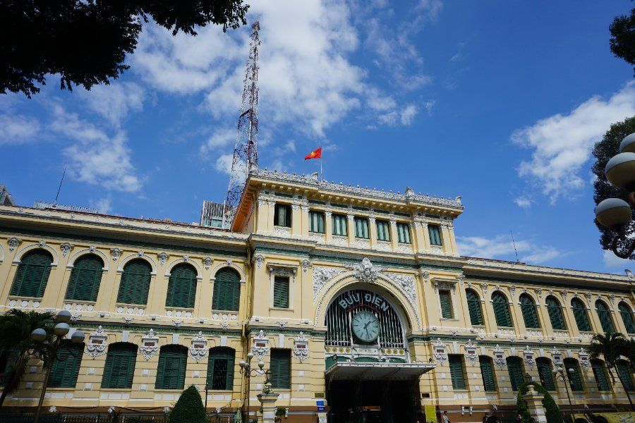Bưu điện thành phố Sài Gòn kiến trúc cổ điển mặt tiền vàng