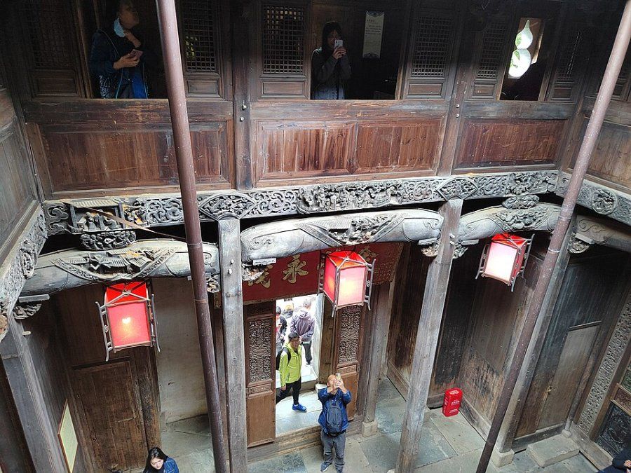 Xà gỗ chạm khắc tinh xảo và đèn lồng đỏ trong nhà cổ Hoàng Lĩnh
