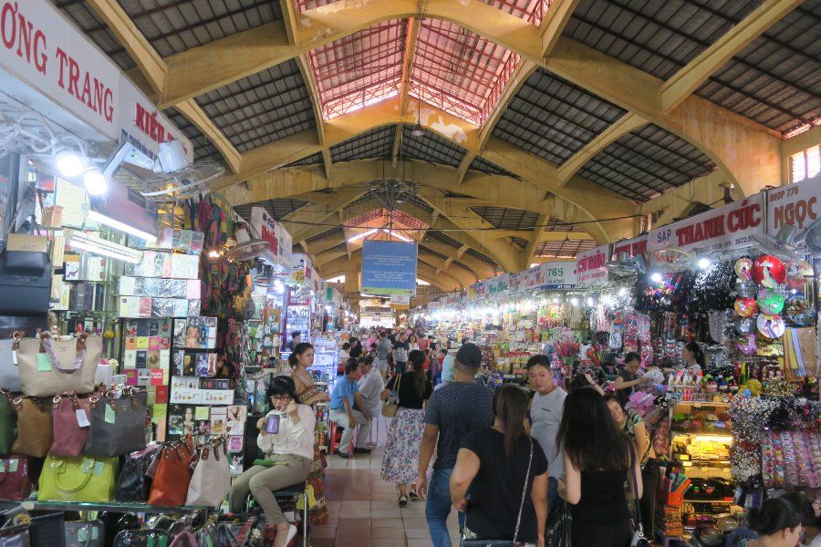Chợ Bến Thành với tháp đồng hồ biểu tượng của Sài Gòn