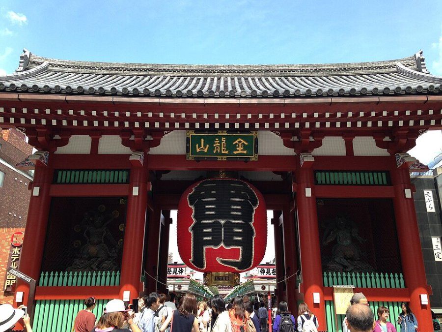 Cổng Kaminarimon với lồng đèn đỏ khổng lồ trước chùa Sensoji ở Asakusa Tokyo
