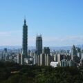 Toàn cảnh đường chân trời Đài Bắc với tòa tháp Taipei 101 nhìn từ xa