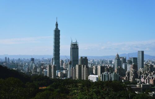 Toàn cảnh đường chân trời Đài Bắc với tòa tháp Taipei 101 nhìn từ xa
