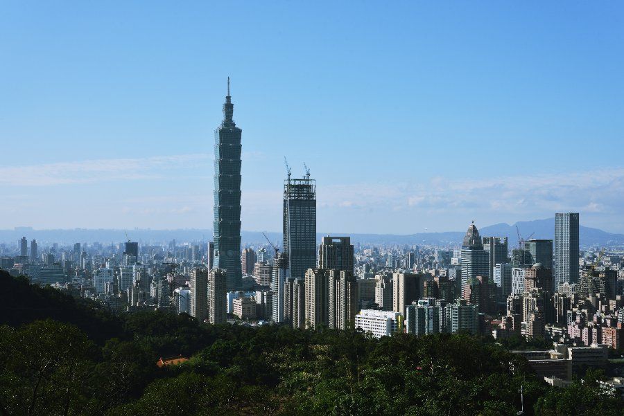 Toàn cảnh đường chân trời Đài Bắc với tòa tháp Taipei 101 nhìn từ xa