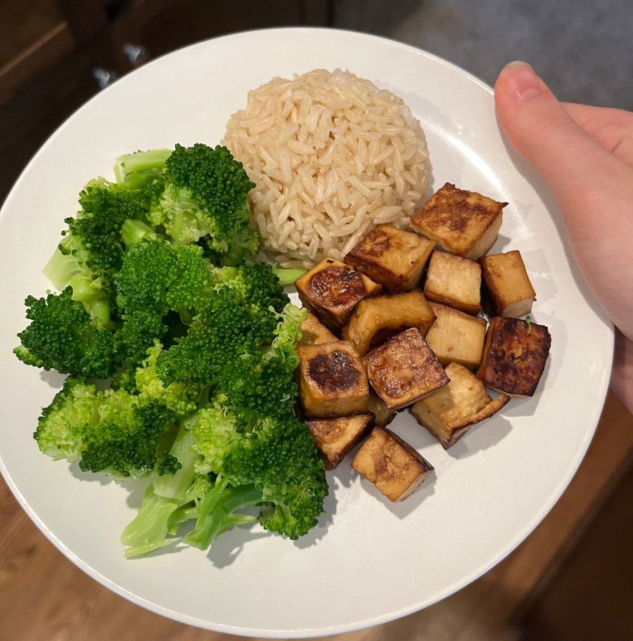 Đậu hũ nướng ăn kèm bông cải xanh và cơm món chay healthy