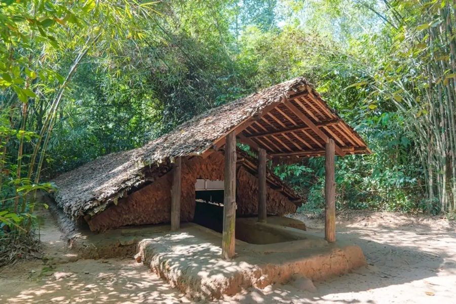 Lối vào địa đạo Củ Chi di tích lịch sử nổi tiếng gần Sài Gòn