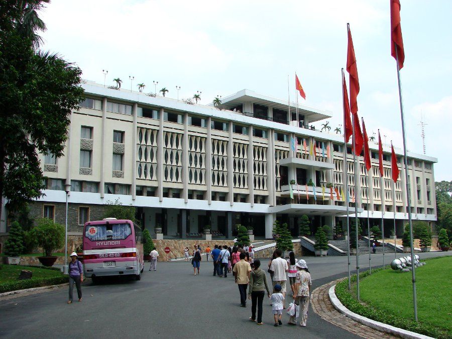 Dinh Độc Lập Hội Trường Thống Nhất kiến trúc hiện đại giữa trung tâm