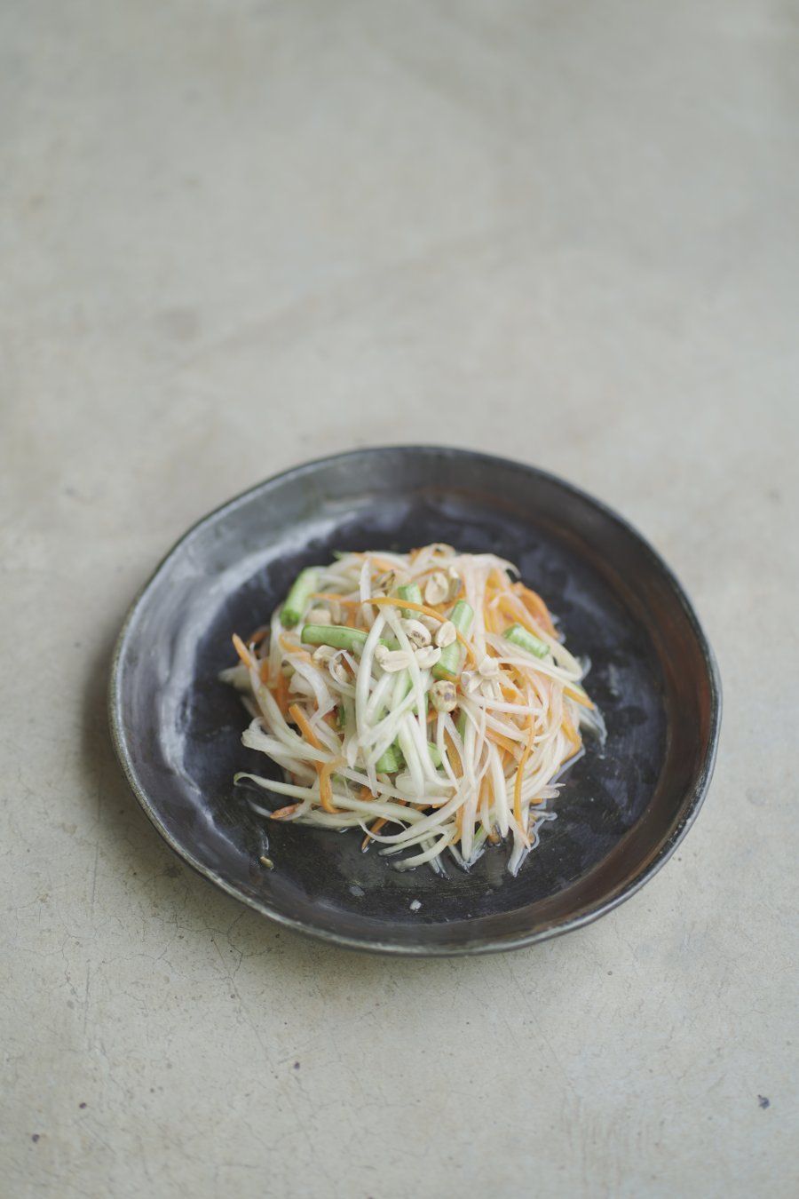 Gỏi đu đủ xanh chua cay bày ra đĩa