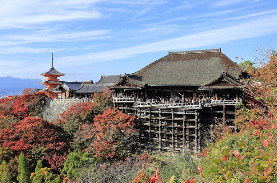 Kiến trúc gỗ của chùa Kiyomizu-dera Kyoto trên sườn đồi