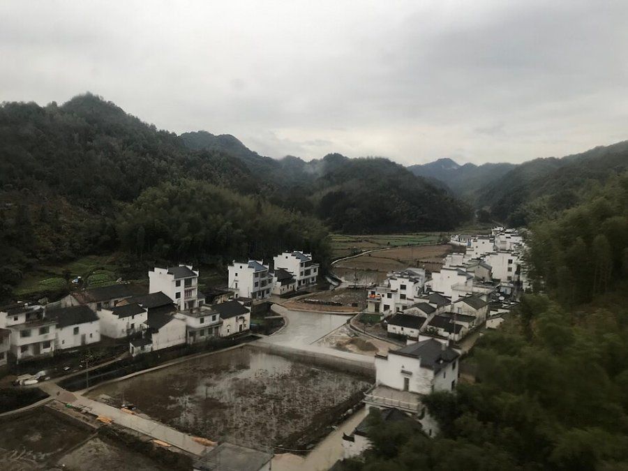 Làng cổ tường trắng ngói đen nằm giữa thung lũng ở huyện Vụ Nguyên, Giang Tây