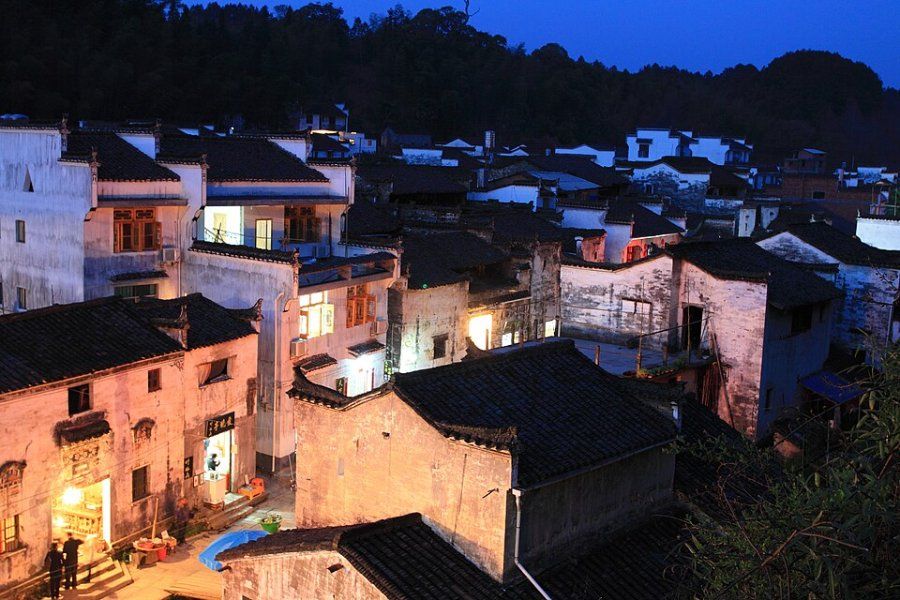 Mái nhà cổ Huy Châu lên đèn buổi tối ở làng Lý Khanh, Vụ Nguyên