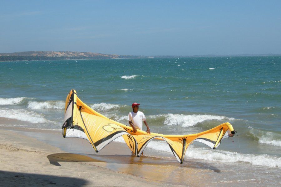Lướt ván diều kitesurfing trên biển Mũi Né Phan Thiết