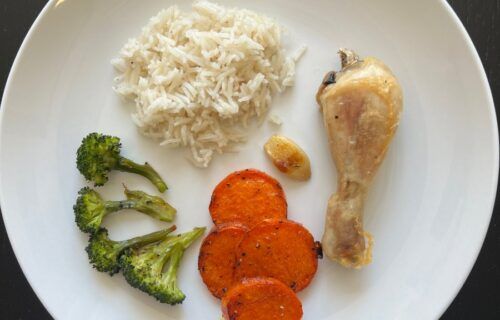 Dia an healthy bua toi voi ga, khoai lang, bong cai va com gao lut