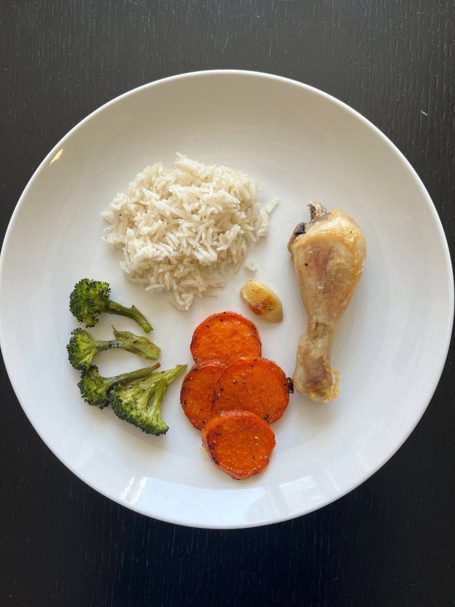 Đĩa ăn healthy bữa tối với gà, khoai lang, bông cải và cơm gạo lứt