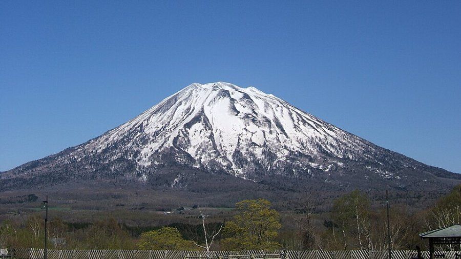 Núi Yotei hình nón cân đối được gọi là Phú Sĩ của Hokkaido nhìn từ Hirafu