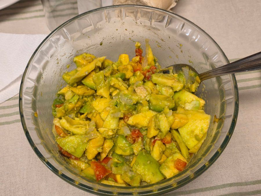 Salad bơ trộn cà chua ớt chuông món ăn nhẹ cho bữa tối