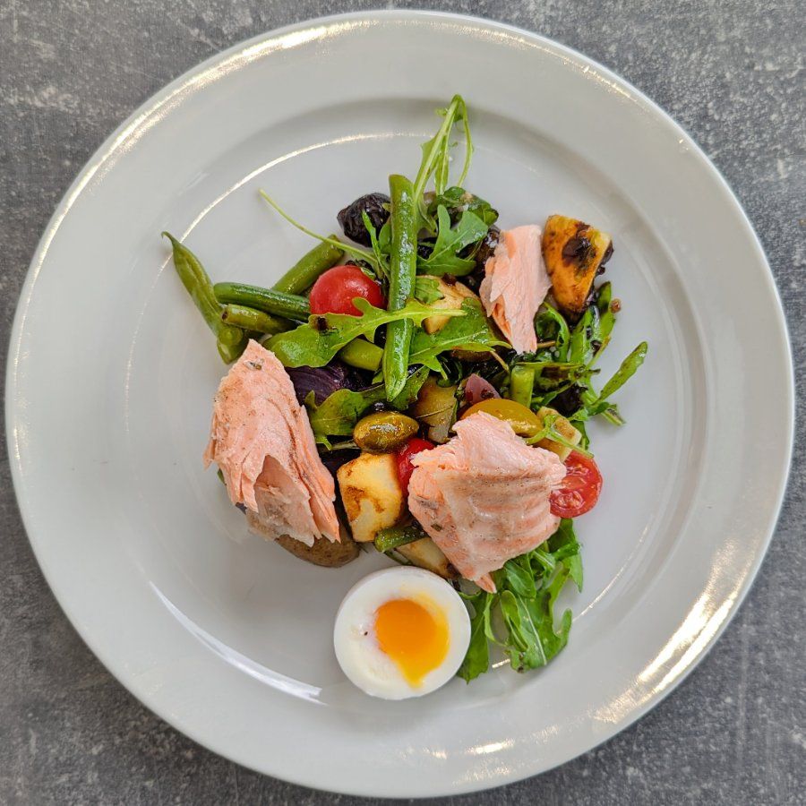 Salad cá hồi kiểu Nicoise với trứng đậu que và khoai
