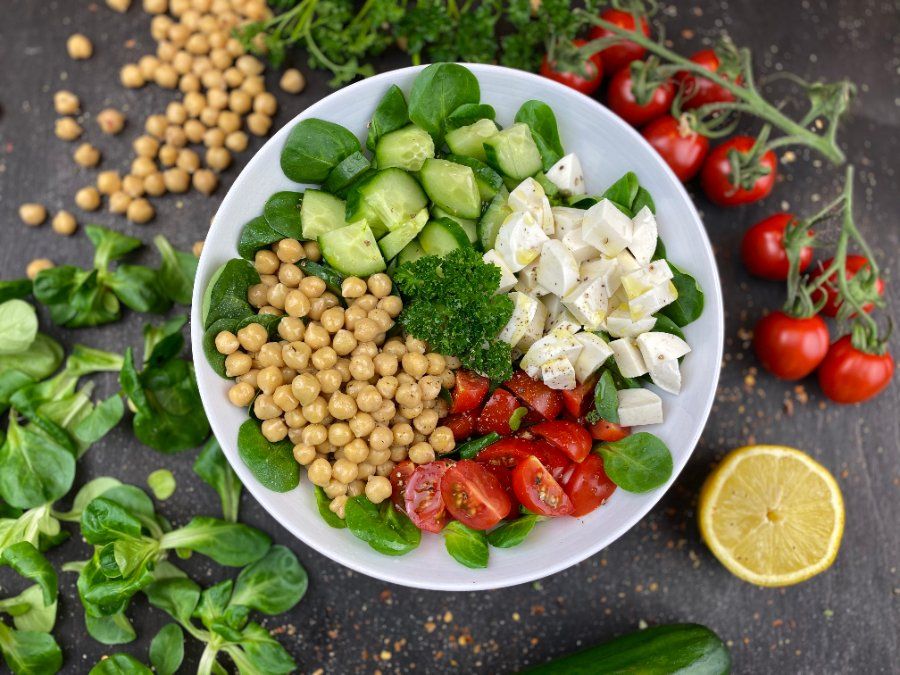 Salad đậu gà trộn rau củ nhiều màu sắc cho người ăn chay