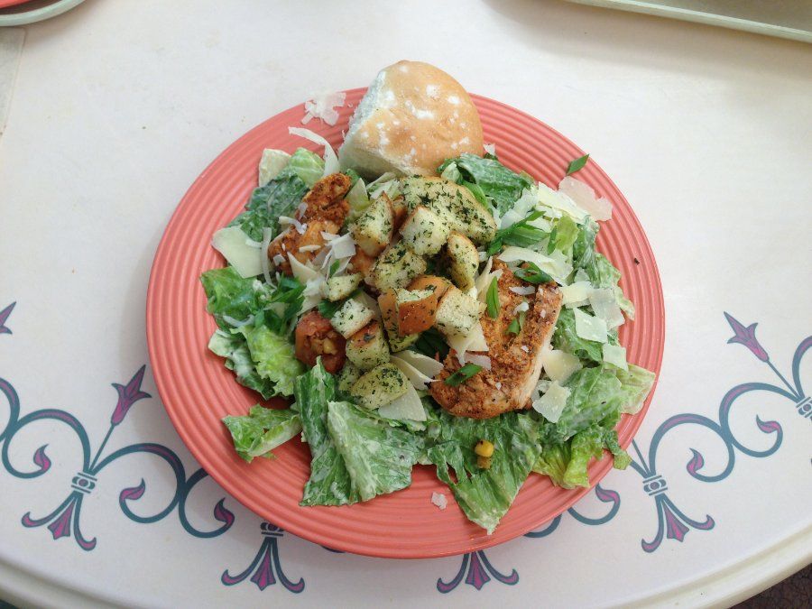 Salad gà Caesar với xà lách romaine và ức gà nướng