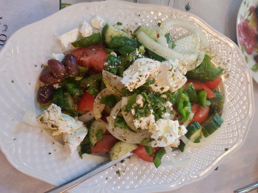 Salad Hy Lạp với dưa leo cà chua ô liu và phô mai feta