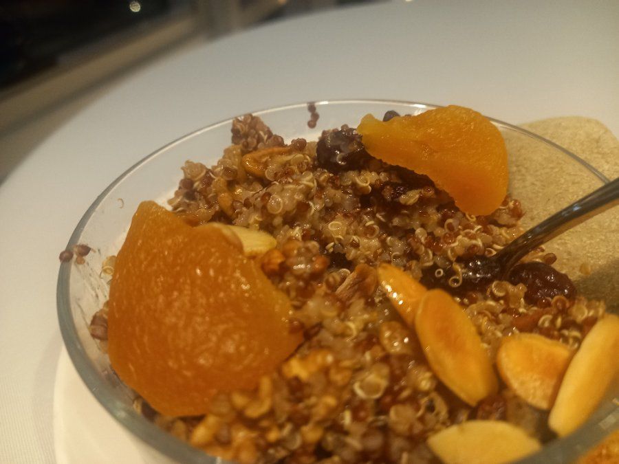 Salad quinoa trộn trái cây sấy và rau củ giàu chất xơ