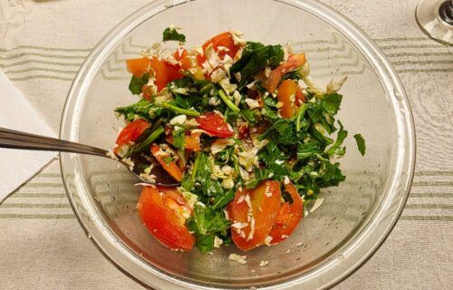 Tô salad rau arugula, bắp cải và cà chua tươi