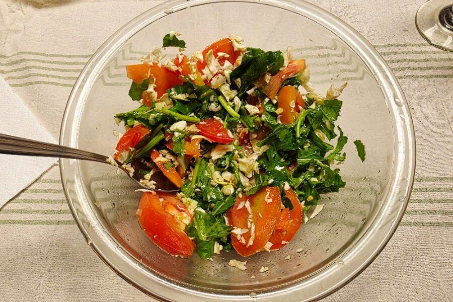Tô salad rau arugula, bắp cải và cà chua tươi