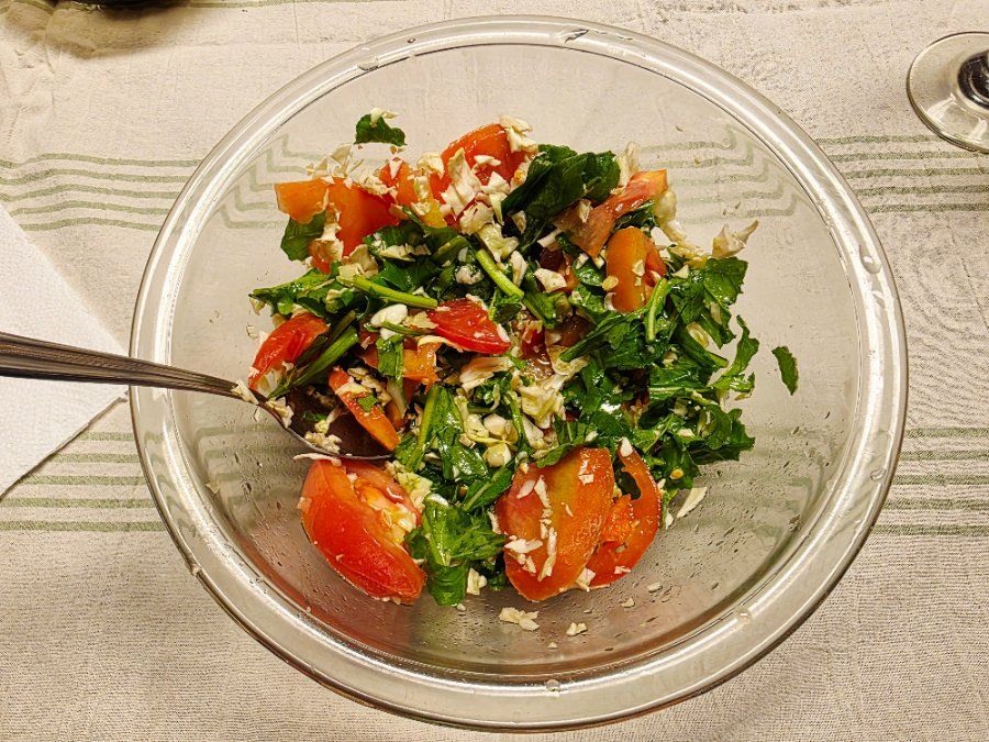 Tô salad rau arugula bắp cải và cà chua tươi healthy