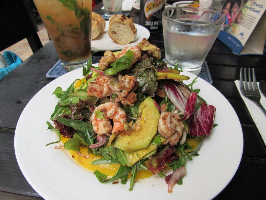 Salad tôm trộn bơ và xoài chín mát lạnh