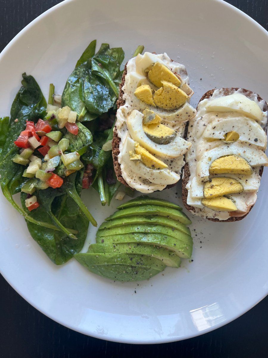 Salad trứng luộc bơ và rau trộn kiểu Israel món ăn giàu đạm