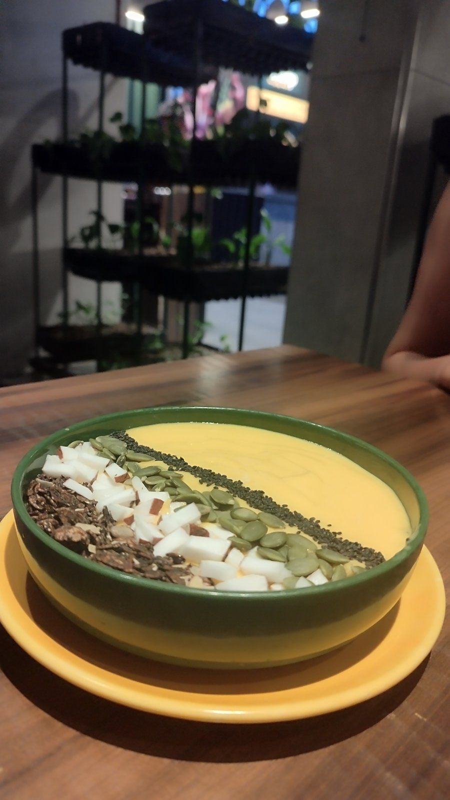Smoothie bowl xoài dứa trang trí hạt và trái cây tươi