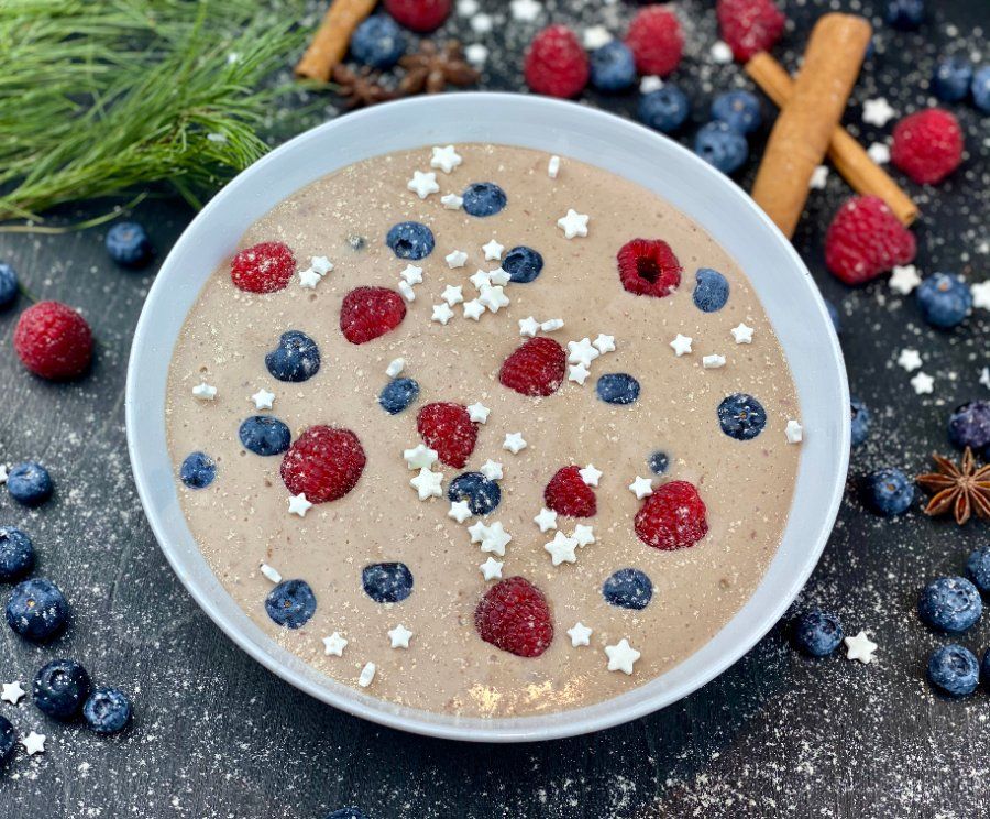 Bát yến mạch nấu chín ăn cùng trái cây berry tươi